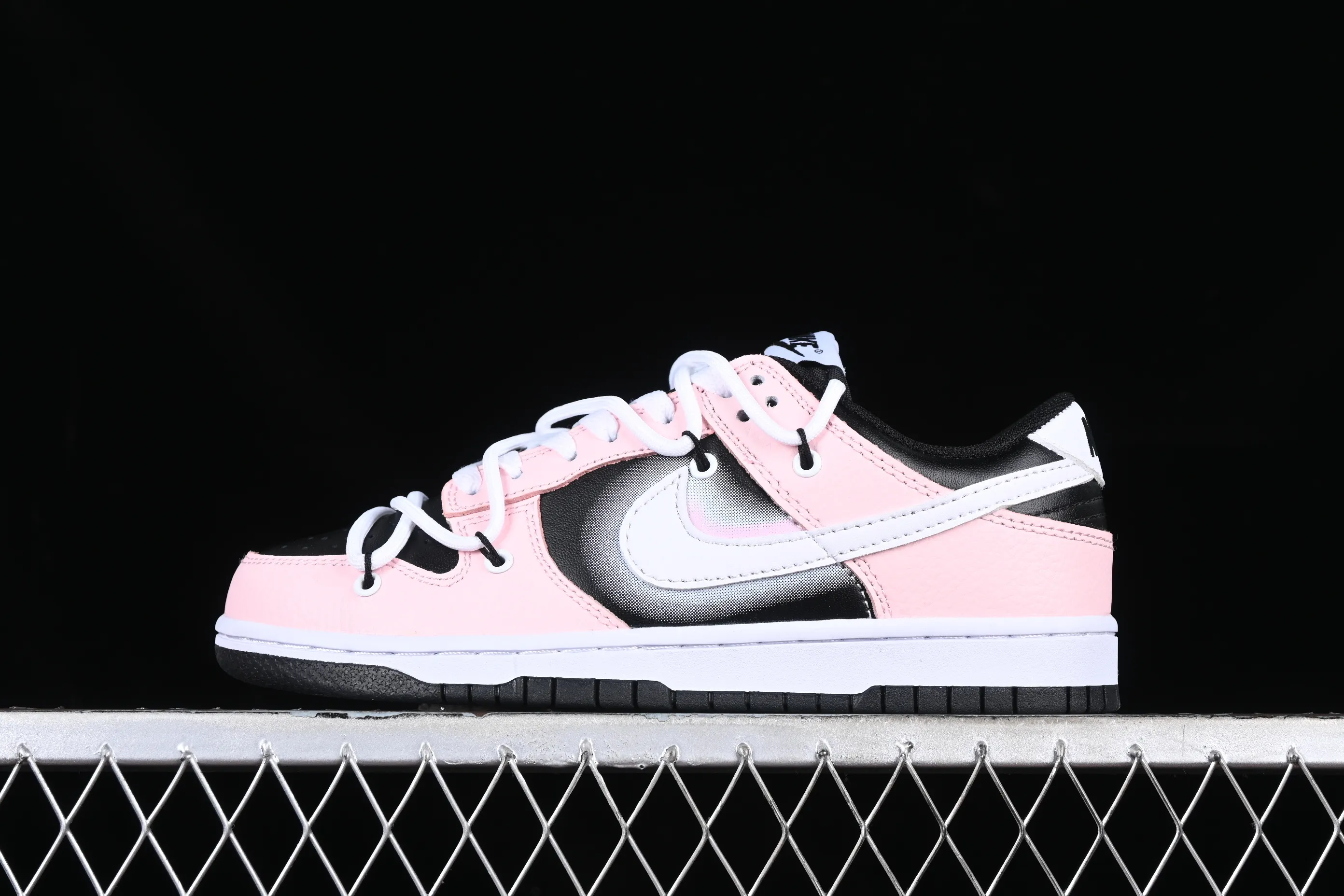 All Categories Nk SB Dunk Series Nk SB Dunk Low Low-top Sneakers Nk Dunk Low Reverse Barbie Black Pink SB Strappy Low-top Casual Sneakers FD1232-001